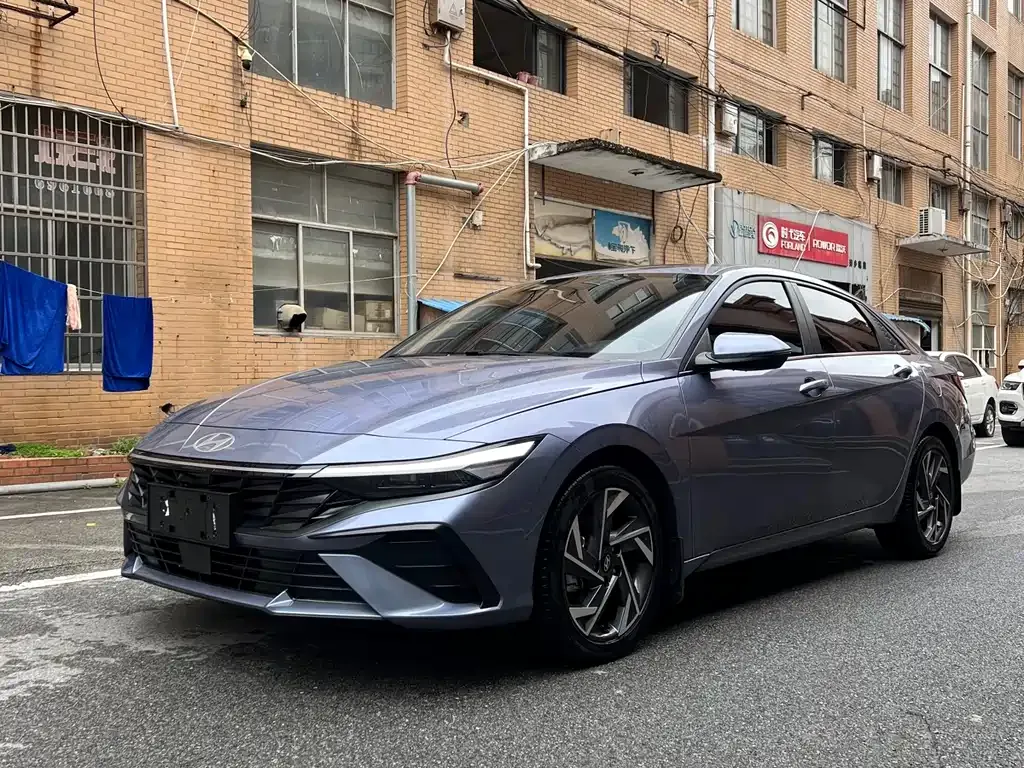 Hyundai Elantra — фото 1