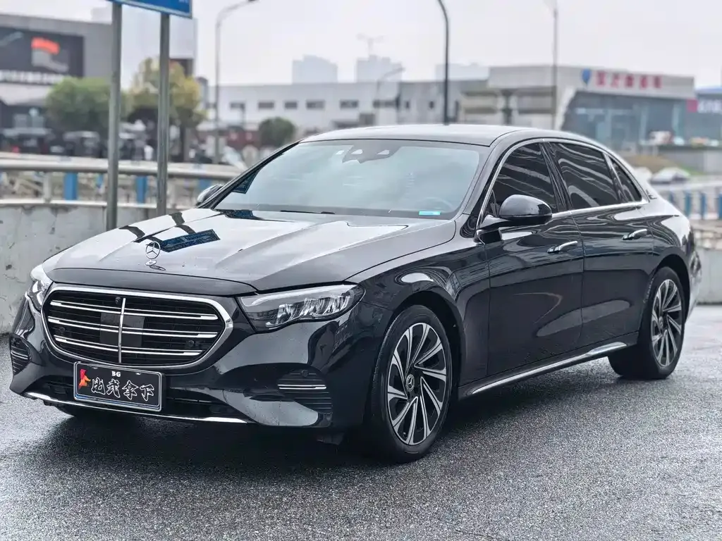 Mercedes-Benz E-Class — фото 1
