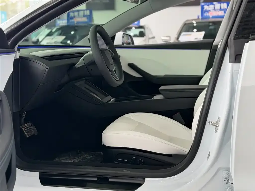 Tesla Model 3 — фото 10
