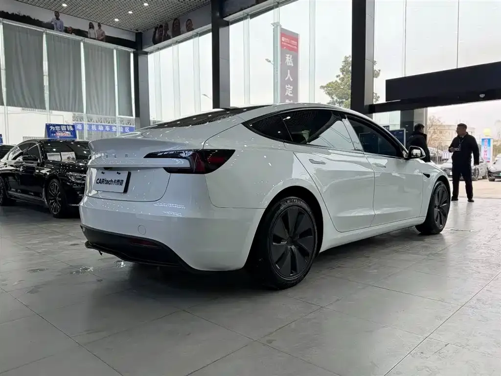 Tesla Model 3 — фото 9