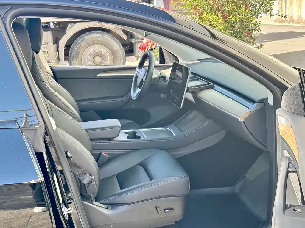 Tesla Model Y — фото 7