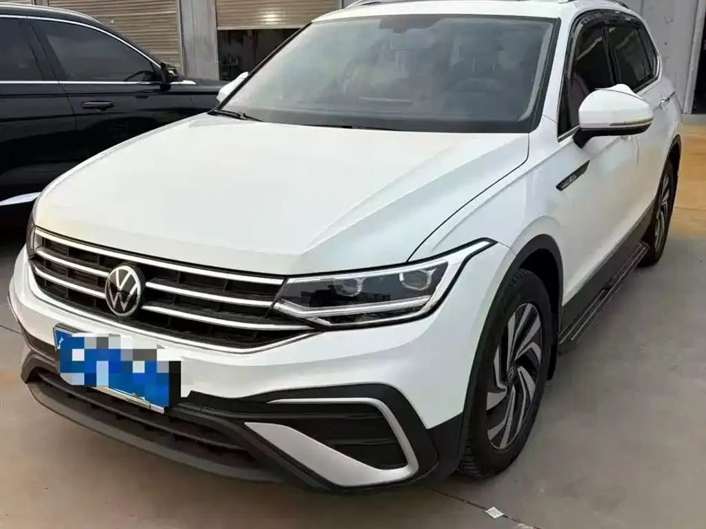 Volkswagen Tiguan L — фото 1
