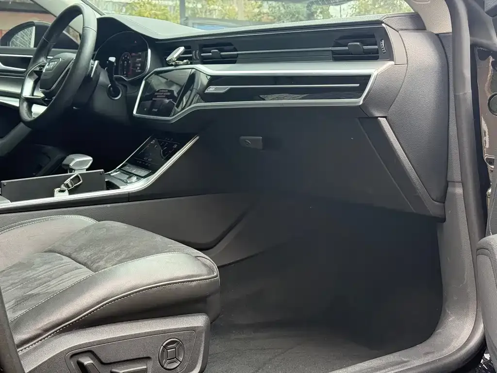 Audi A7L 2023 из CN, фото 9