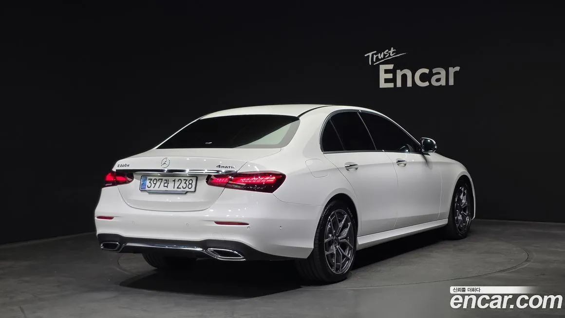 Mercedes-Benz E-Class — фото 6