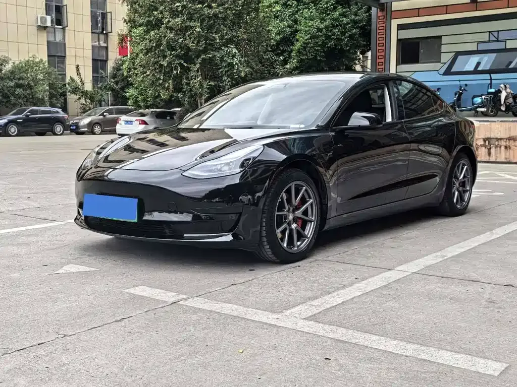 Tesla Model 3 — фото 1