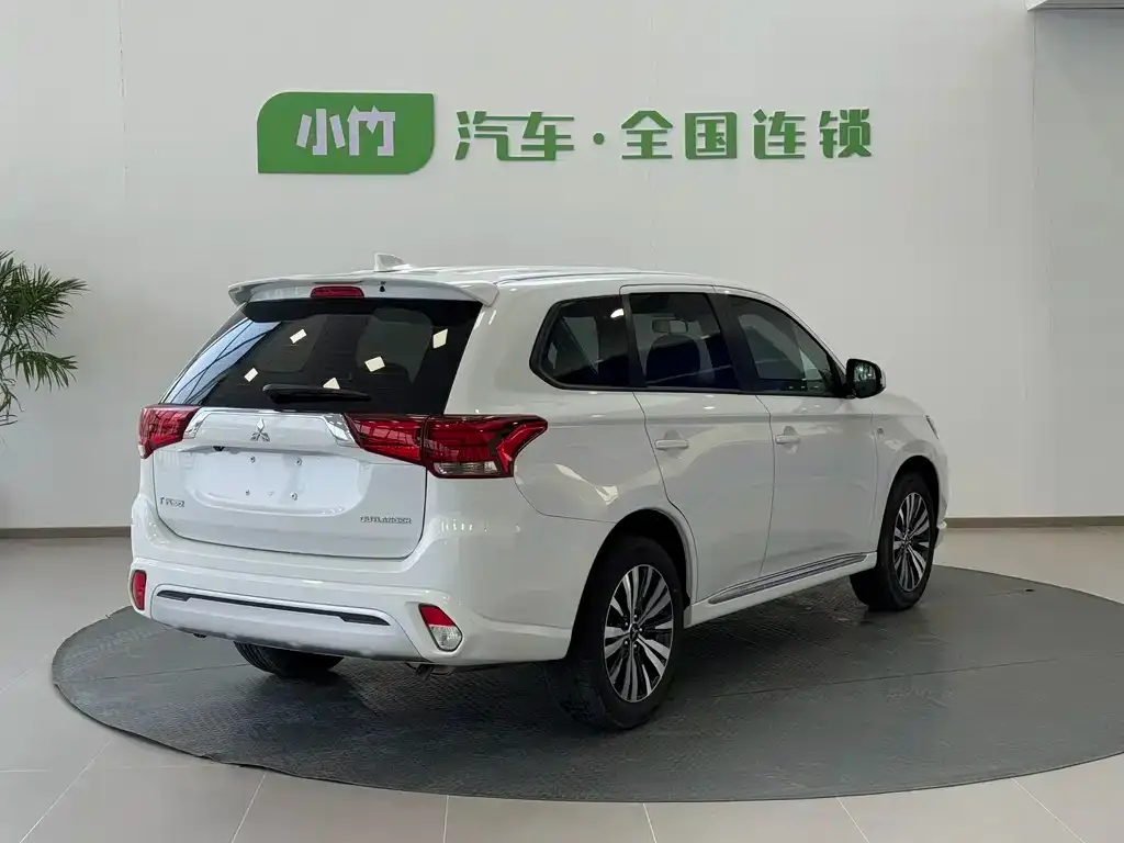 Mitsubishi Outlander — фото 7
