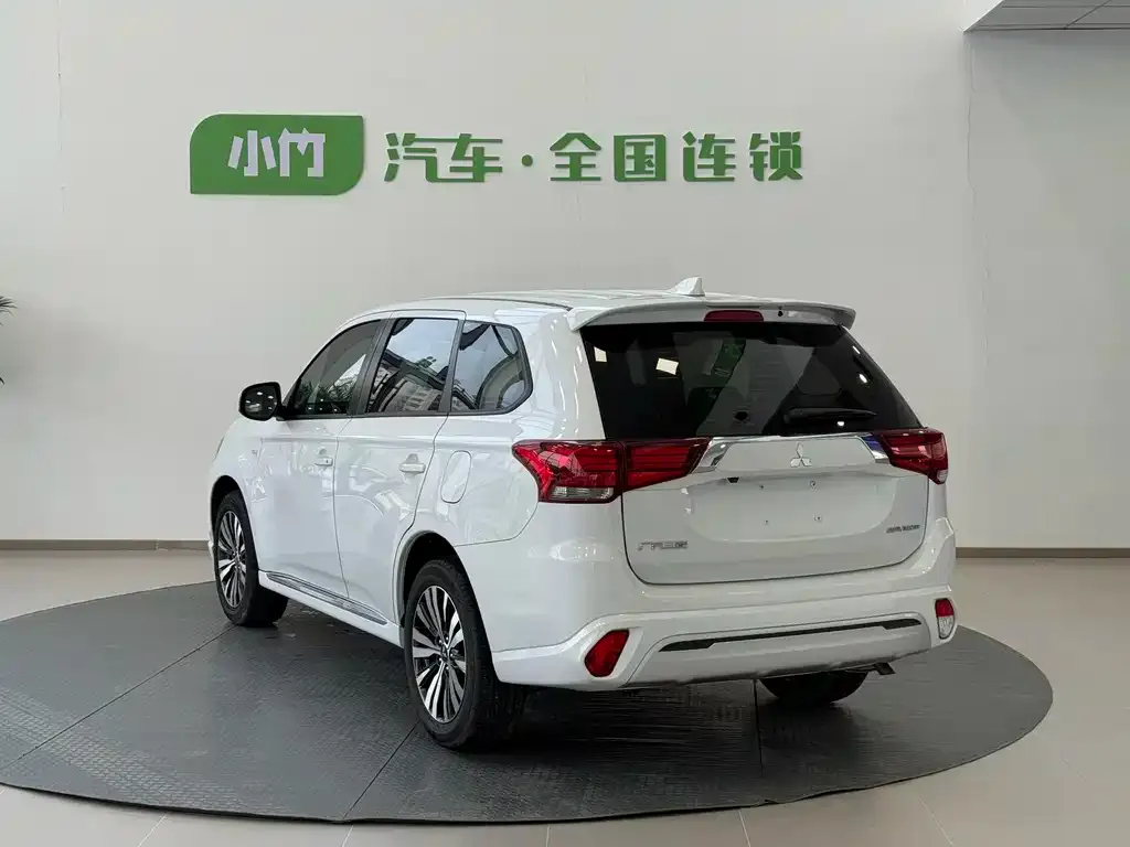 Mitsubishi Outlander — фото 10