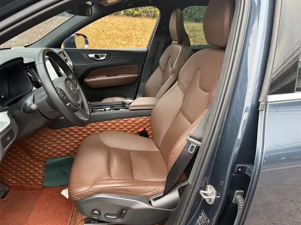 Volvo XC60 — фото 2