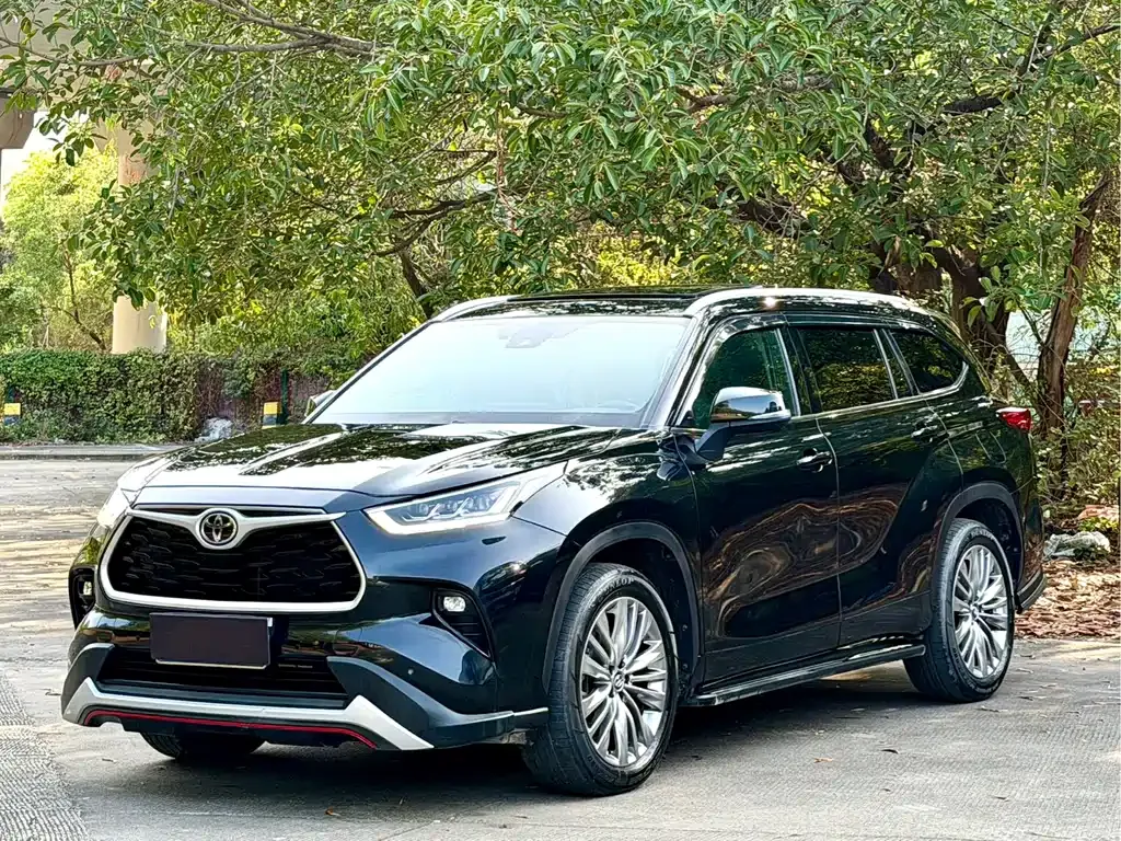 Toyota Highlander — фото 1