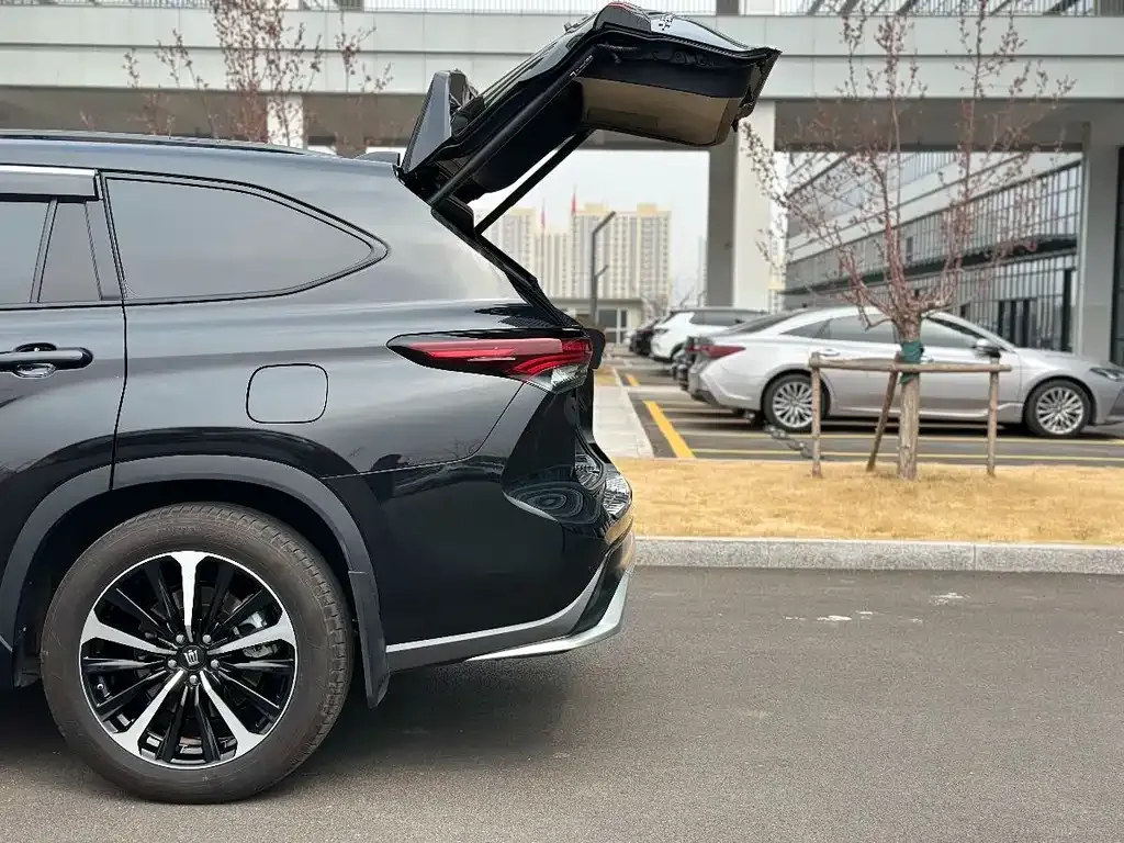 Toyota Crown Kluger 2024 из CN, фото 9