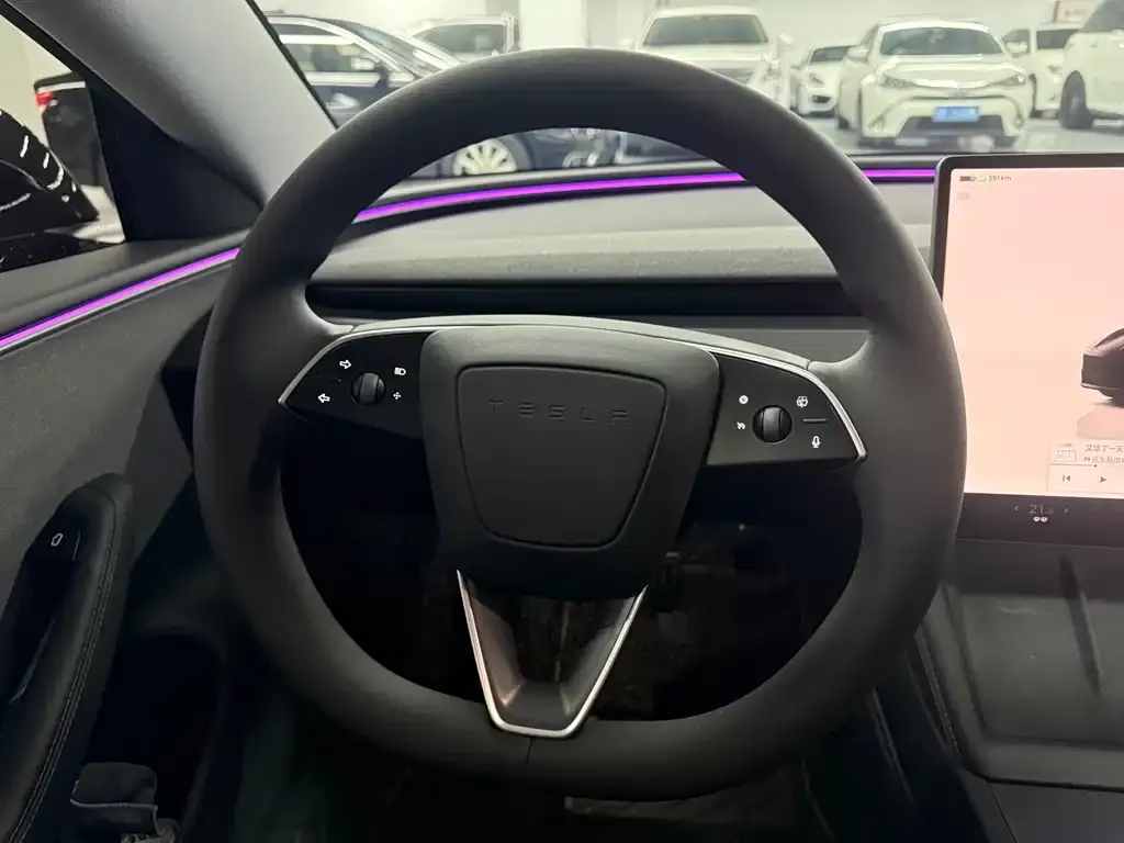 Tesla Model 3 — фото 4