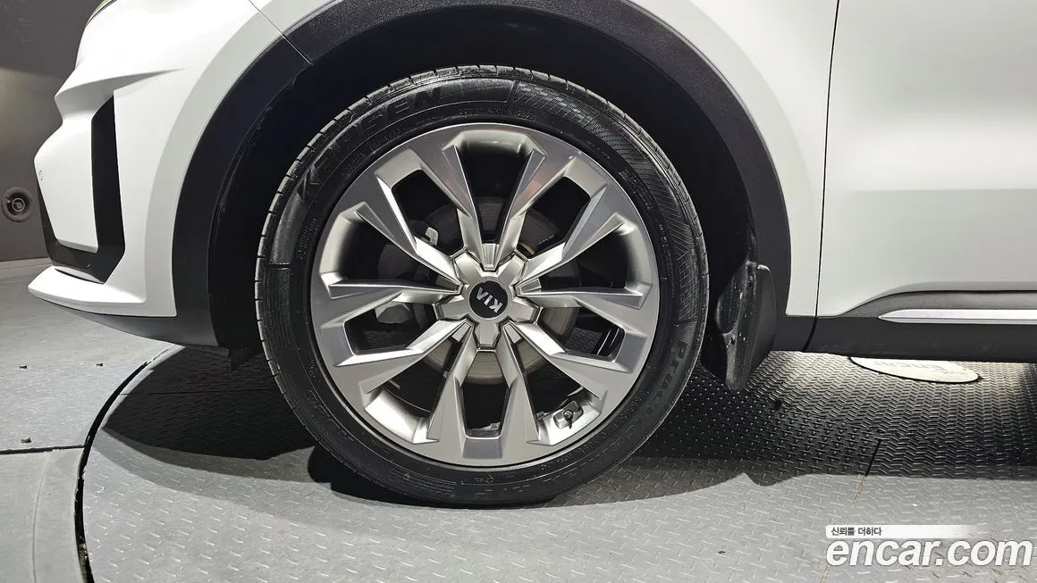 Kia Sorento — фото 10