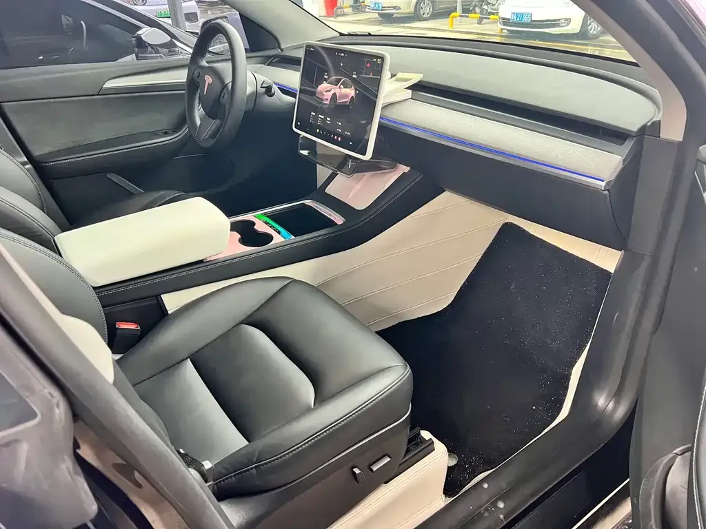 Tesla Model Y — фото 10