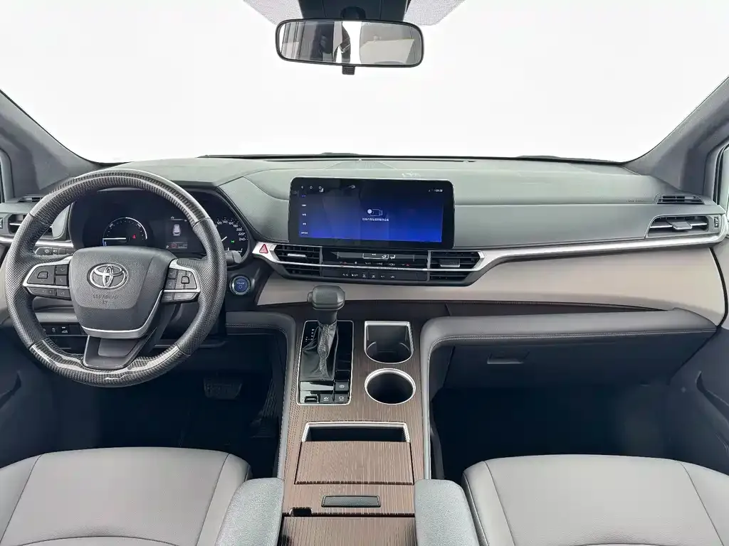 Toyota Granvia — фото 7