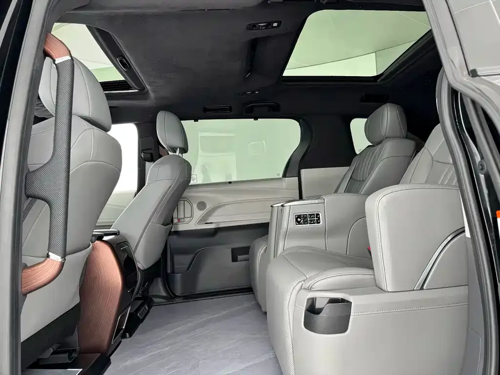 Toyota Granvia — фото 3