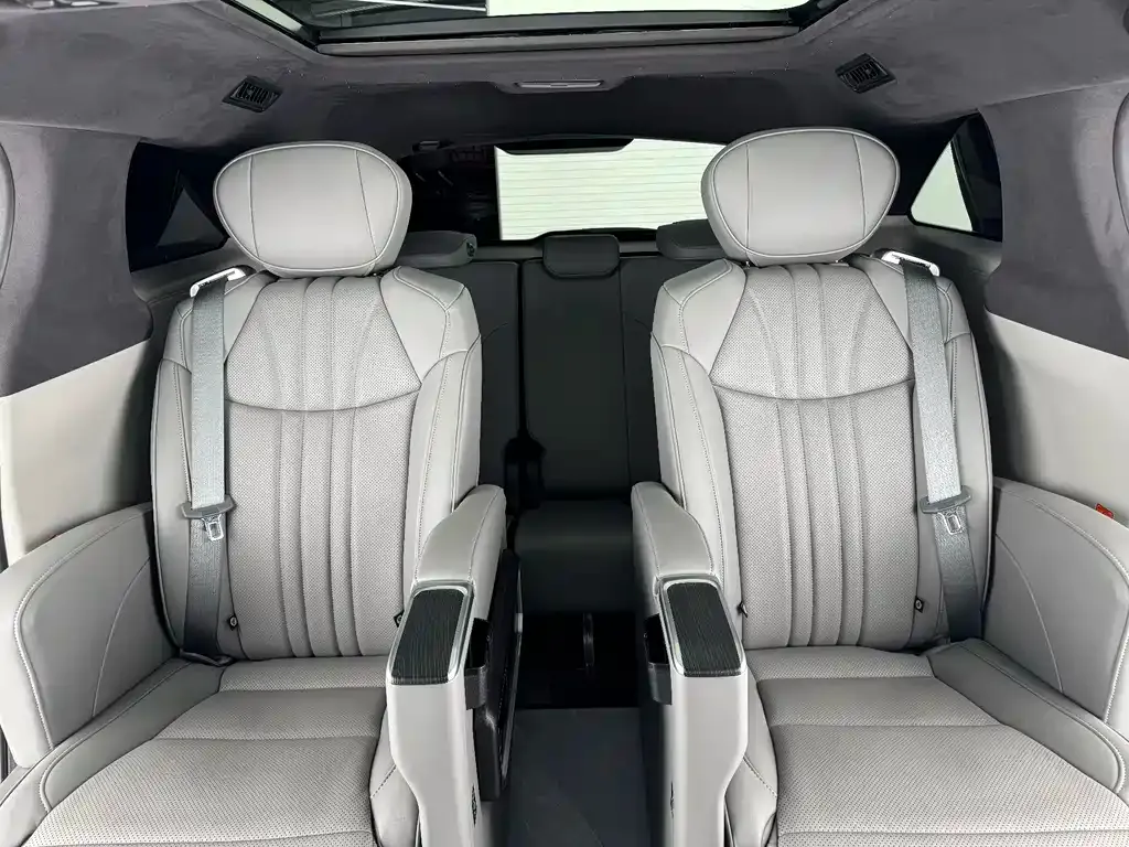 Toyota Granvia — фото 8