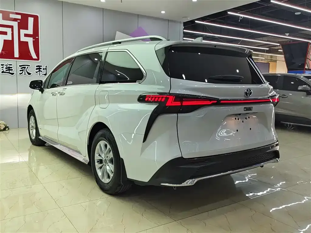 Toyota Granvia — фото 2