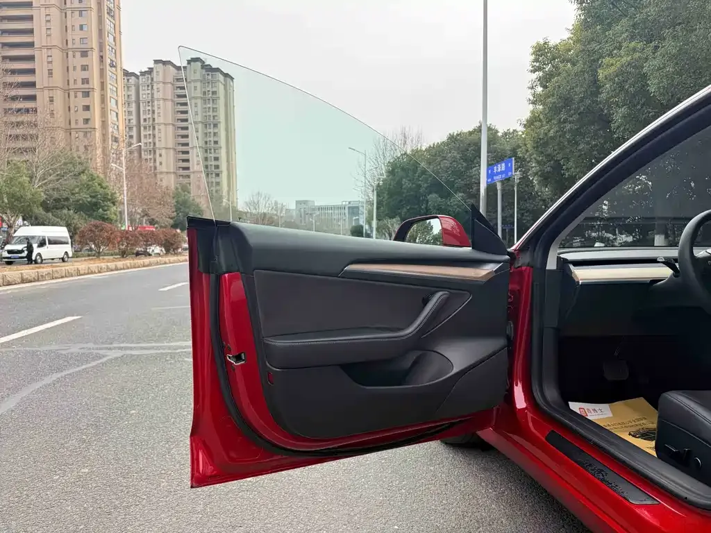 Tesla Model 3 — фото 3