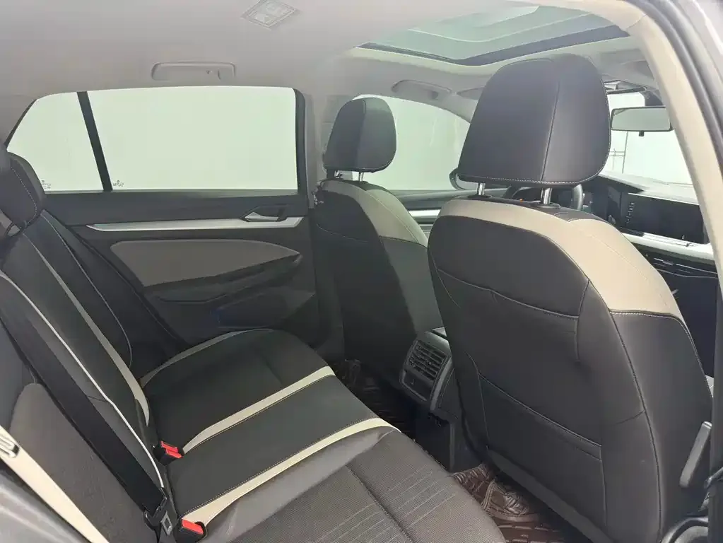 Volkswagen Golf 2021 из CN, фото 2