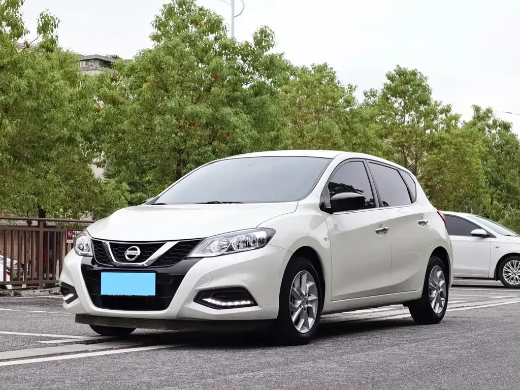 Nissan Tiida — фото 1