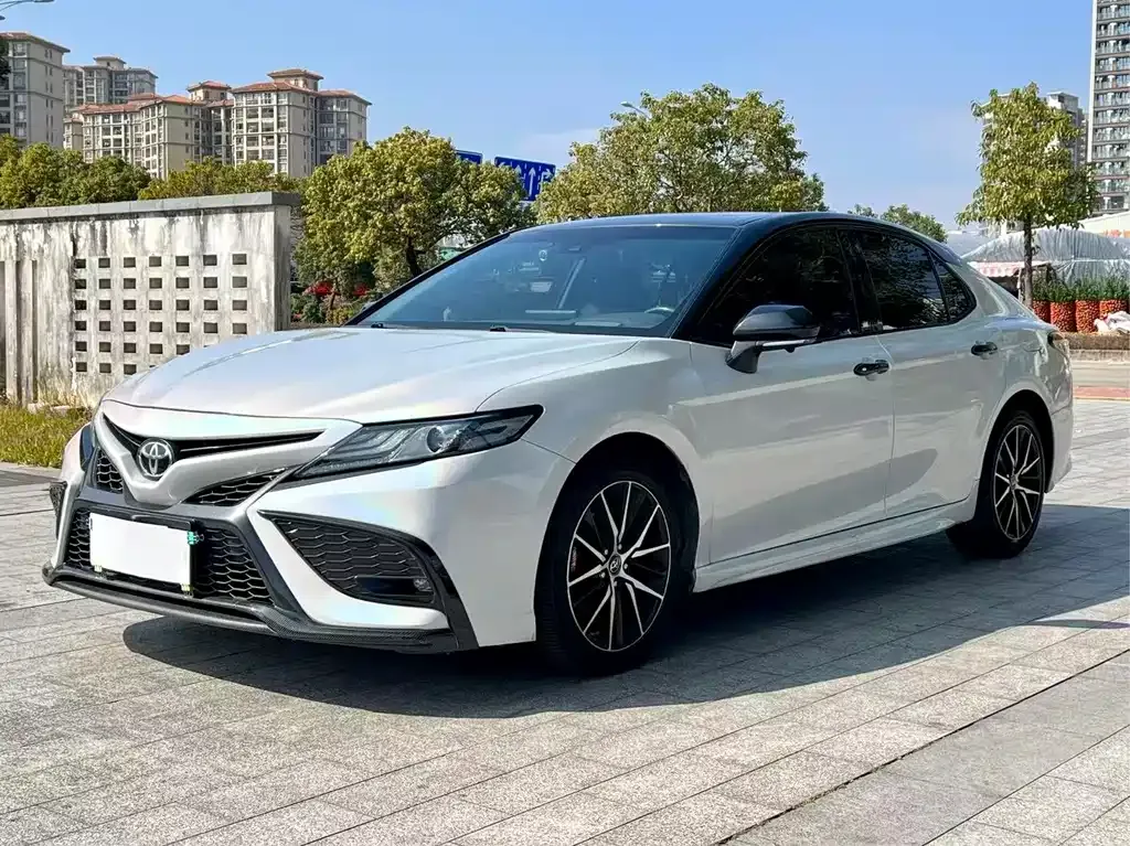 Toyota Camry — фото 1