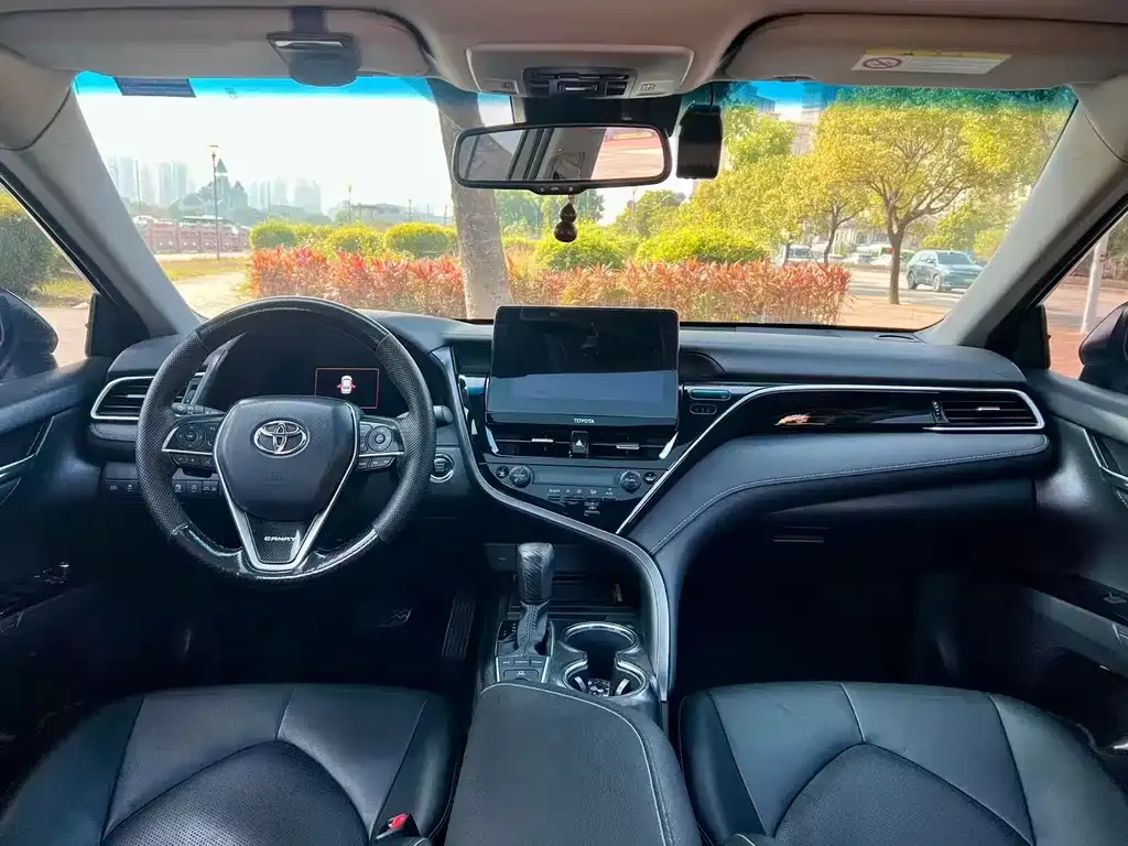 Toyota Camry — фото 2
