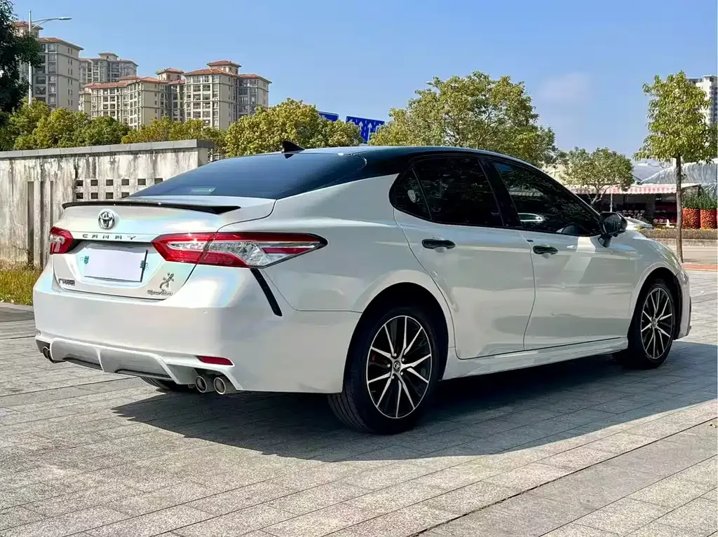 Toyota Camry — фото 8