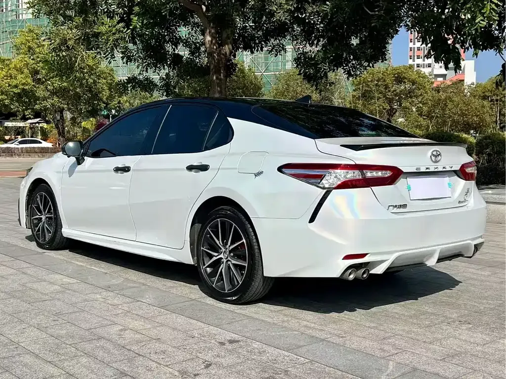 Toyota Camry — фото 4
