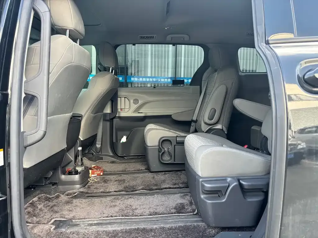 Toyota Sienna 2023 из CN, фото 2