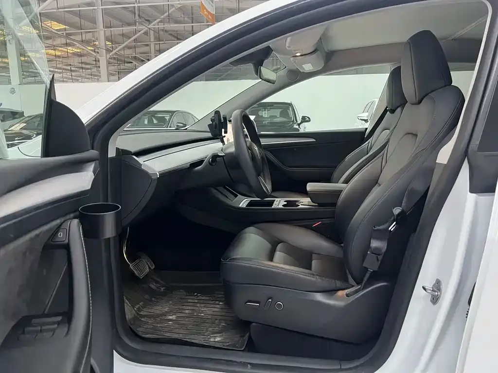Tesla Model Y — фото 9
