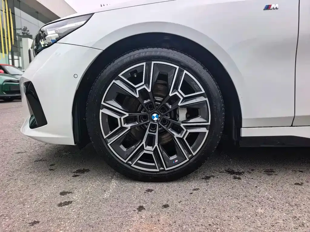 BMW 5 Series — фото 9