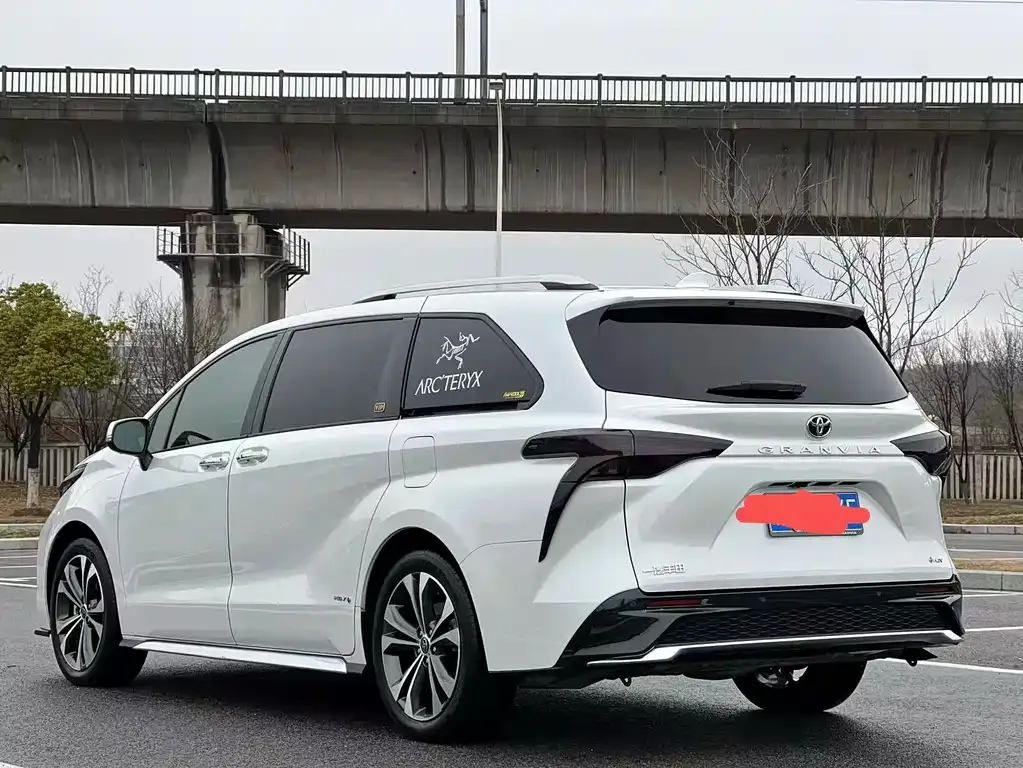 Toyota Granvia 2024 из CN, фото 8