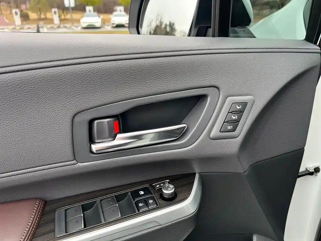 Toyota Granvia 2024 из CN, фото 7
