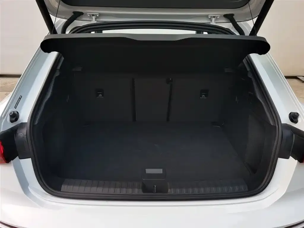 Audi A3 2023 из CN, фото 2