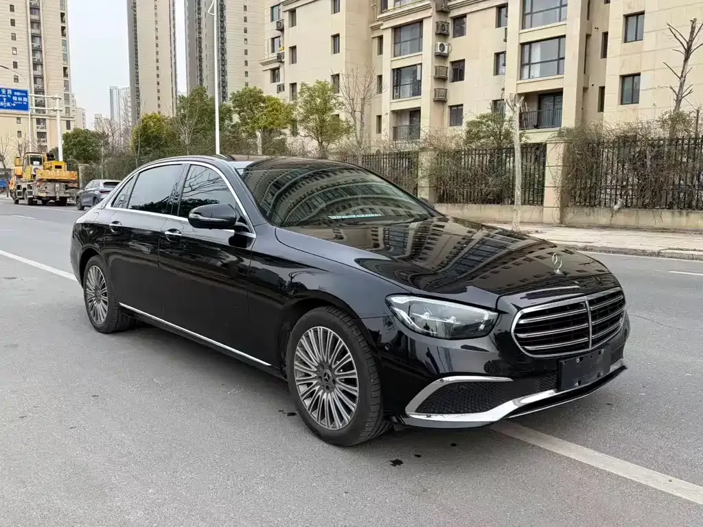 Mercedes-Benz E-Class — фото 1