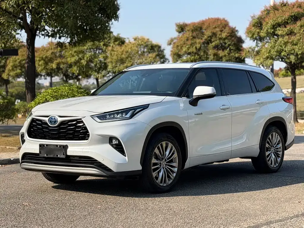 Toyota Highlander — фото 1