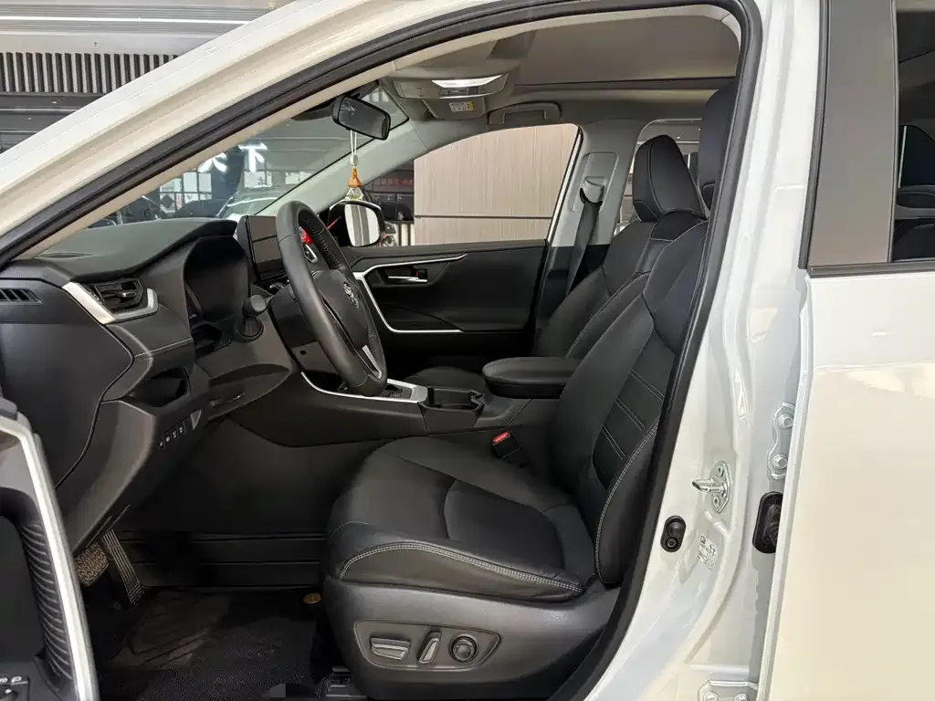 Toyota RAV4 — фото 7