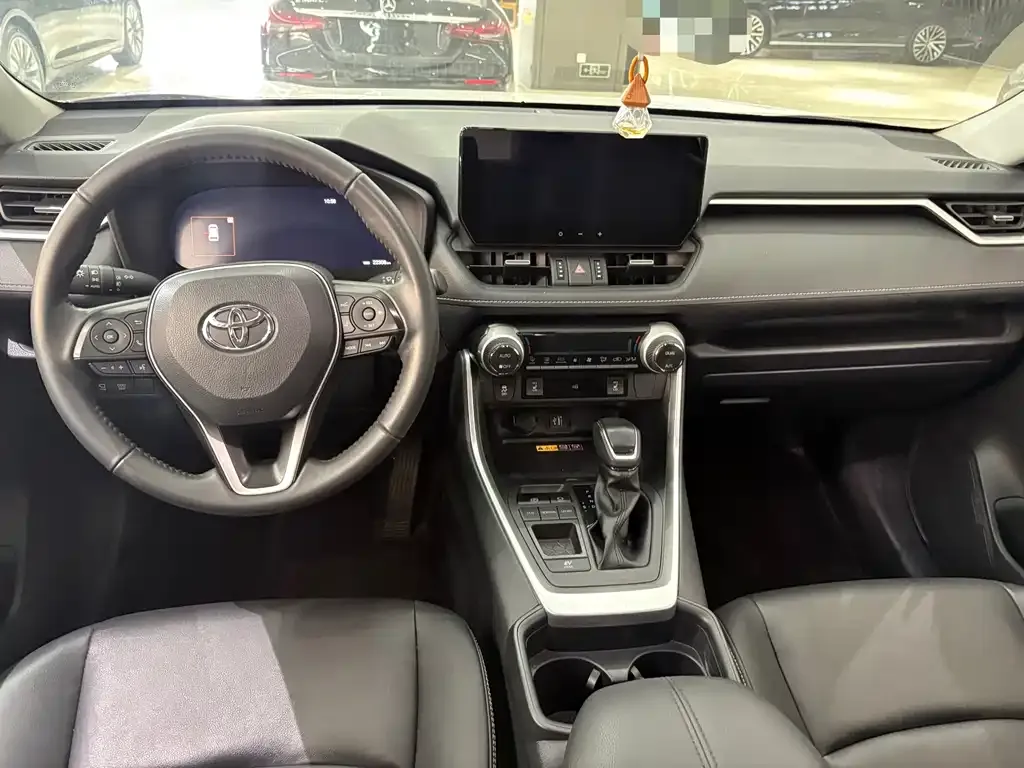 Toyota RAV4 — фото 8