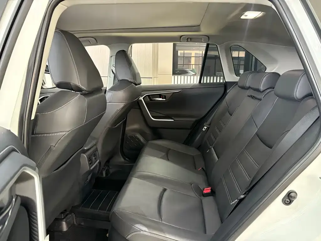 Toyota RAV4 — фото 5
