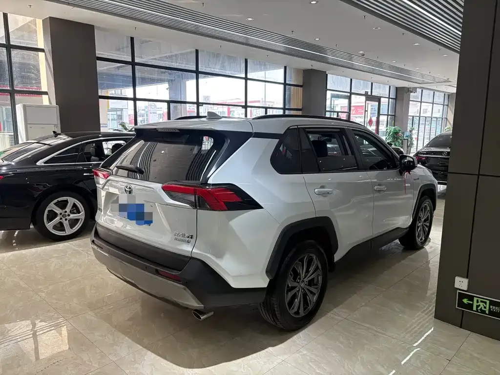 Toyota RAV4 — фото 6