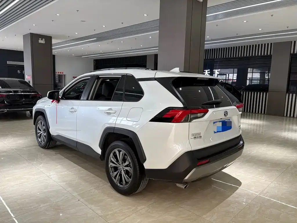 Toyota RAV4 — фото 4