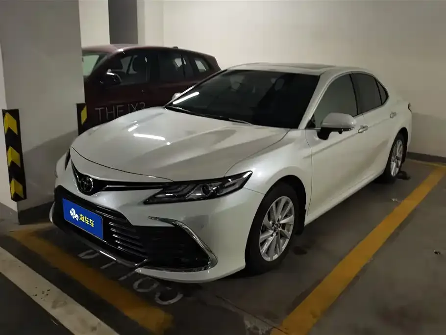 Toyota Camry — фото 1
