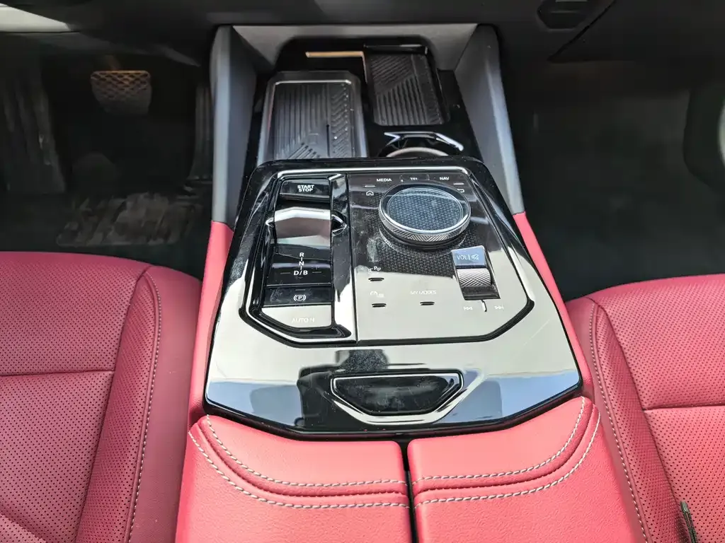BMW i5 — фото 5