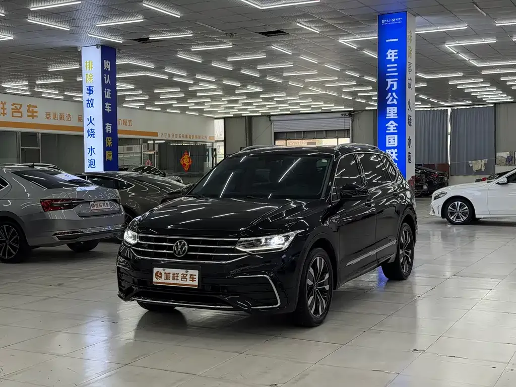 Volkswagen Tiguan L — фото 1