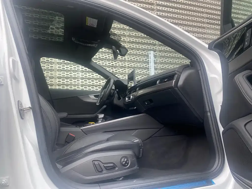 Audi A4L 2023 из CN, фото 10