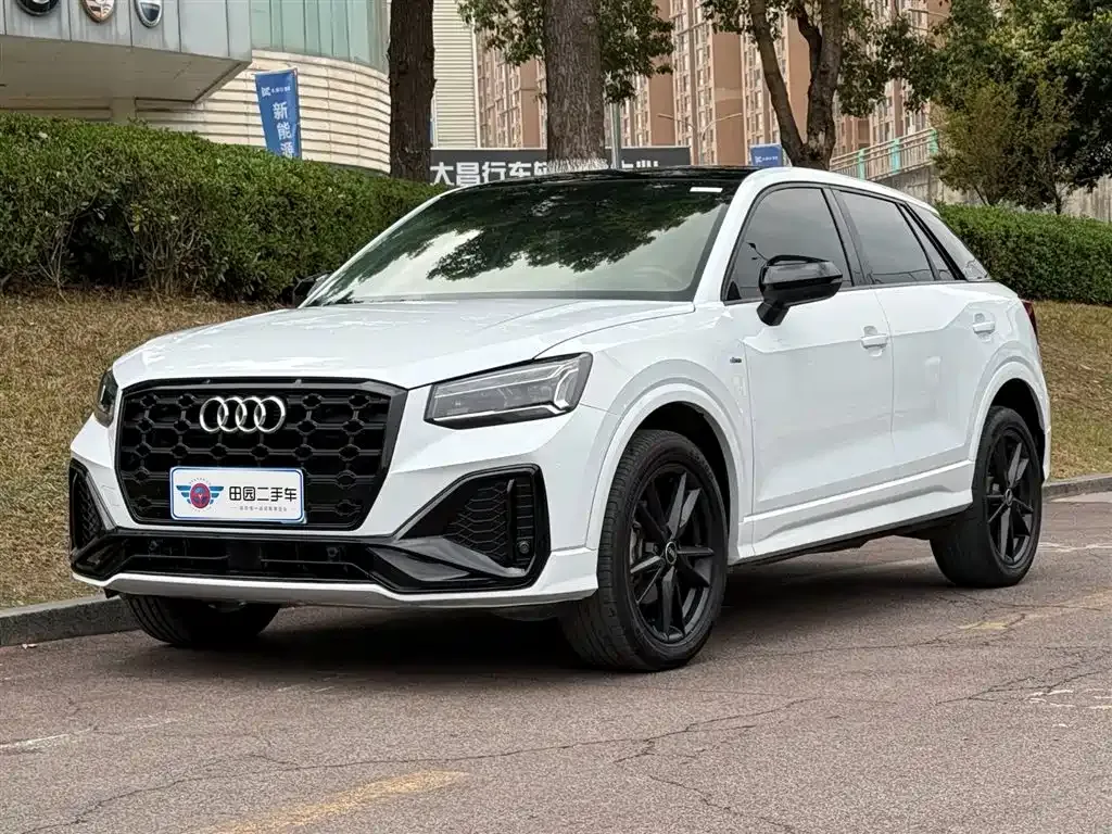 Audi Q2L — фото 1