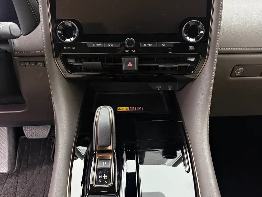Toyota Alphard — фото 5