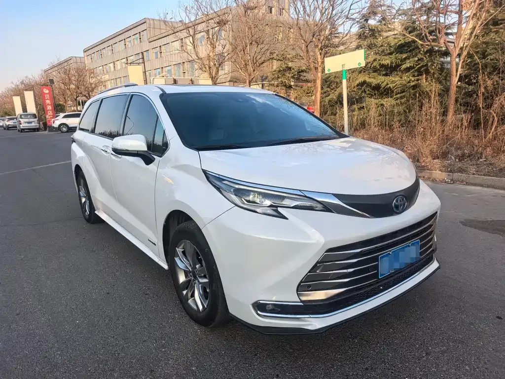 Toyota Sienna — фото 1