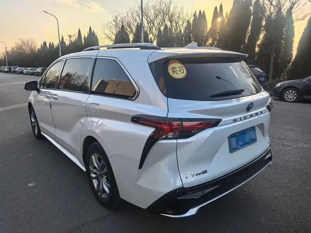 Toyota Sienna — фото 7