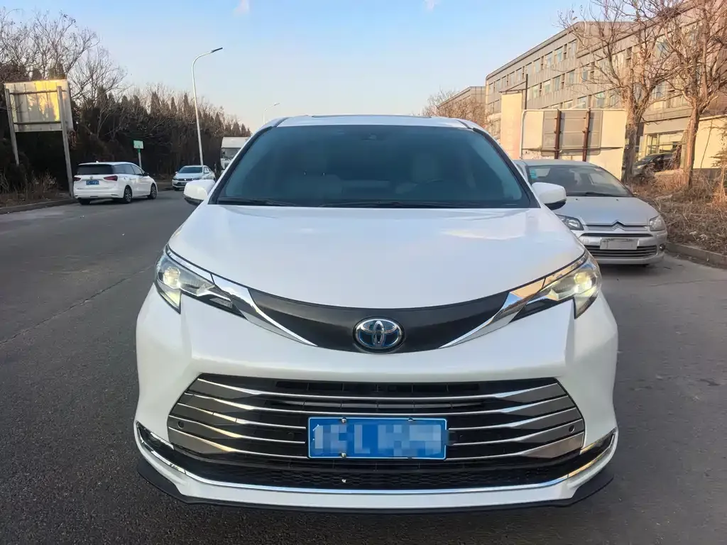 Toyota Sienna — фото 4